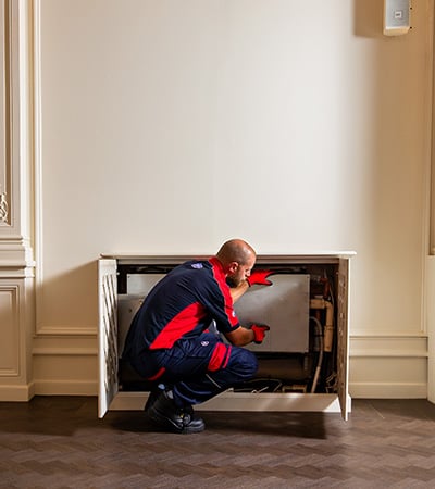 Pimlico air con technician fixing a unit