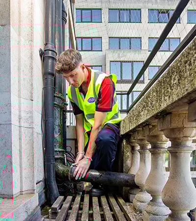 Pimlico drainage engineer fixing a drain pipe