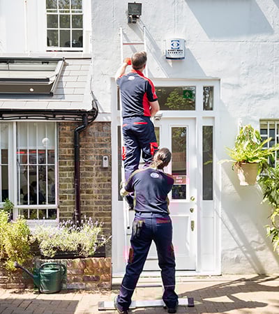 Pimlico electrician fixing an external light