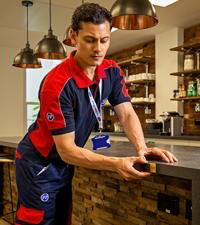 Pimlico carpenter fixing a kitchen worktop